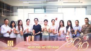 Cán bộ nhân viên Kinh Bắc Land chụp ảnh lưu niệm cùng những bó hoa nhân ngày 20/10/2026
