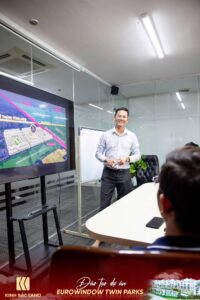 Ông Đỗ Danh Huấn – Phó Tổng Giám đốc Kinh Bắc Land phân tích thông tin thị trường trong chương trình đào tạo